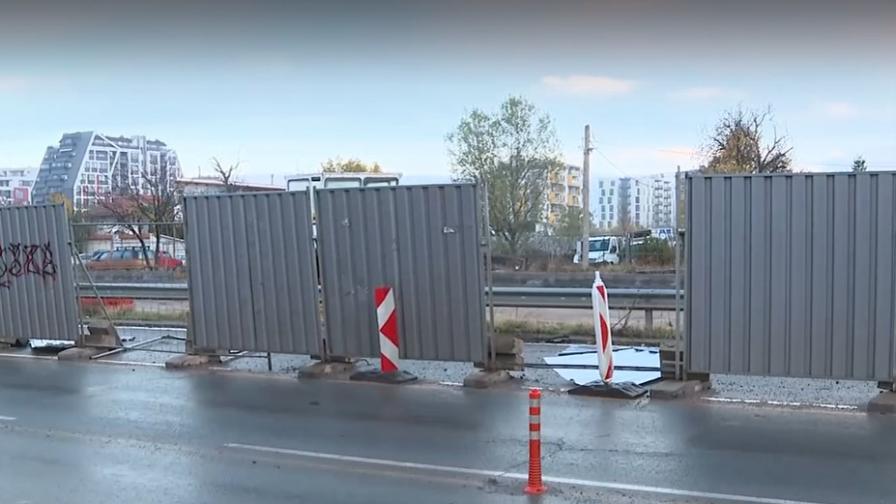 Опасен инцидент в София: Предпазни огради от изкопа за метрото се откъснаха и удариха кола
