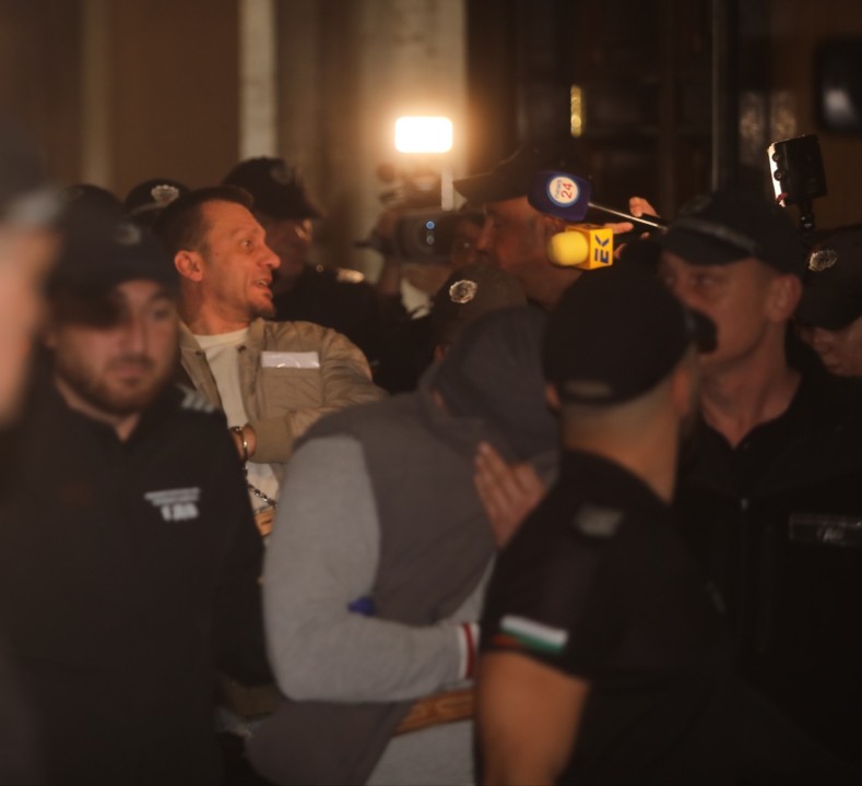 <p>Софийски градски съд гледа мярката за неотклонение на д-р Станимир Хасърджиев. Бившият председател на Националната пациентска организация и още трима души са обвинени за престъпление, свързано с принуда, при което е използвано оръжие. На влизане в съдебна зала той каза, че обвиненията срещу него не са верни.</p>