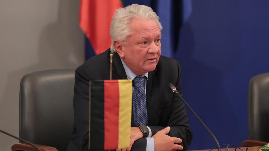 <p>Българската държава и германският технологичен концерн &bdquo;Райнметал&ldquo; обявиха началото на проекта за изграждане на завод за барут и боеприпаси на официална церемония в Министерския съвет</p>