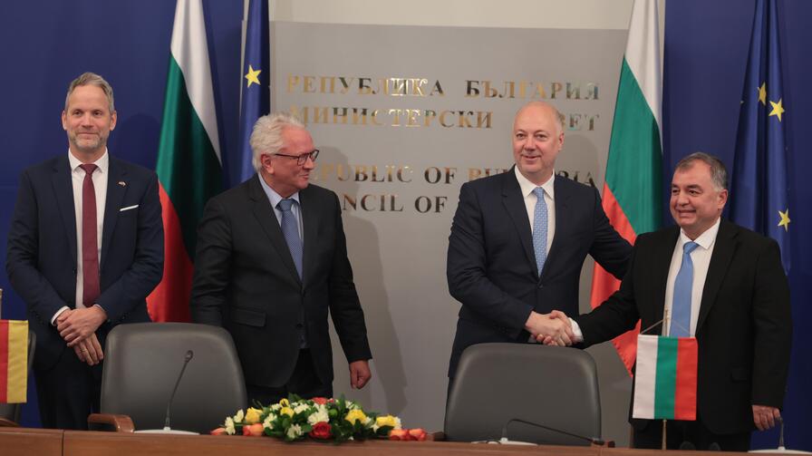 <p>Българската държава и германският технологичен концерн &bdquo;Райнметал&ldquo; обявиха началото на проекта за изграждане на завод за барут и боеприпаси на официална церемония в Министерския съвет</p>