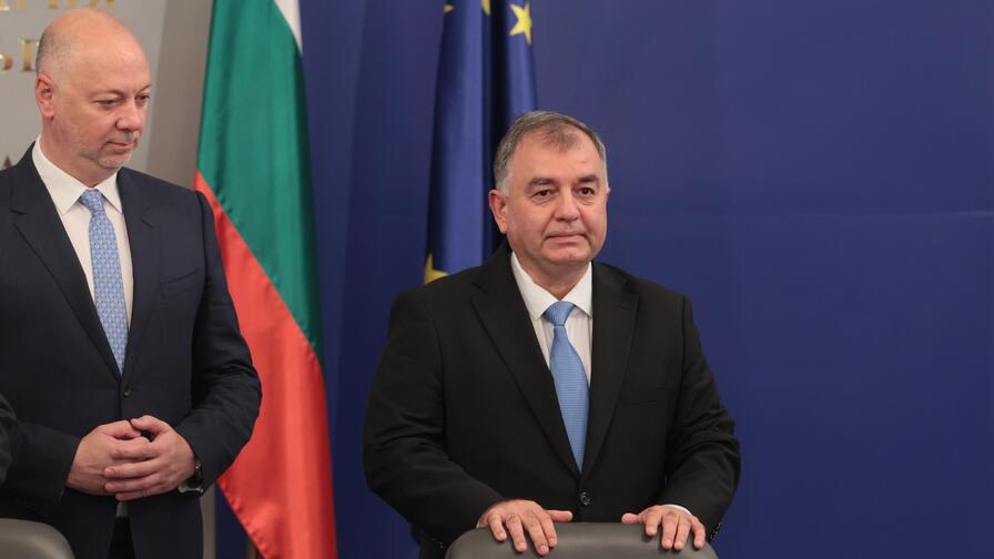 <p>Българската държава и германският технологичен концерн &bdquo;Райнметал&ldquo; обявиха началото на проекта за изграждане на завод за барут и боеприпаси на официална церемония в Министерския съвет</p>