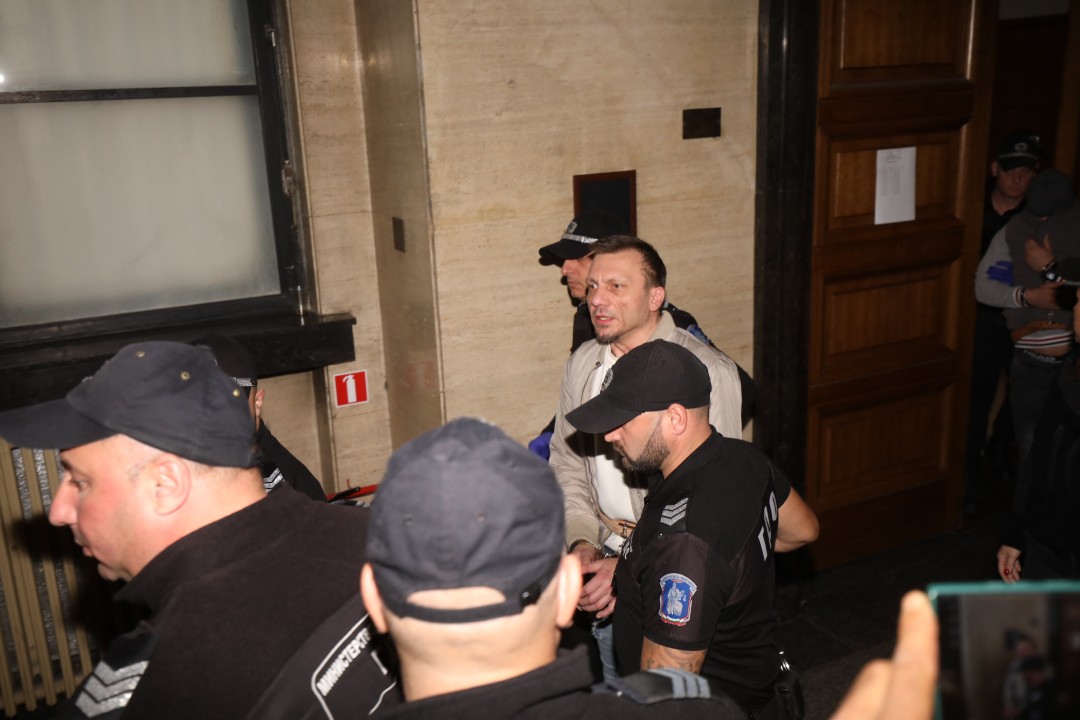 <p>Софийски градски съд гледа мярката за неотклонение на д-р Станимир Хасърджиев. Бившият председател на Националната пациентска организация и още трима души са обвинени за престъпление, свързано с принуда, при което е използвано оръжие. На влизане в съдебна зала той каза, че обвиненията срещу него не са верни.</p>