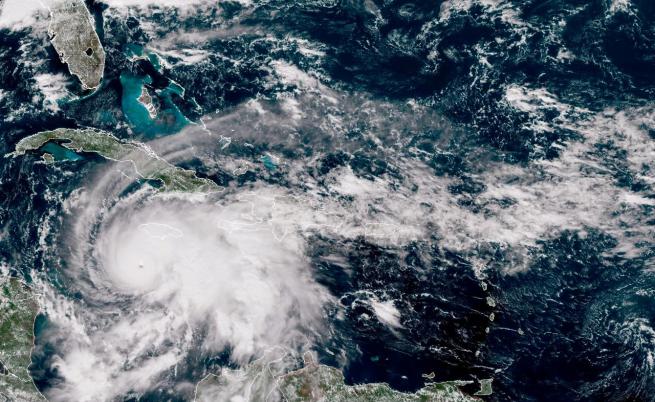 Зловещо, ловец на бури влезе в окото на урагана  Зловещо, ловец на бури влезе в окото на урагана