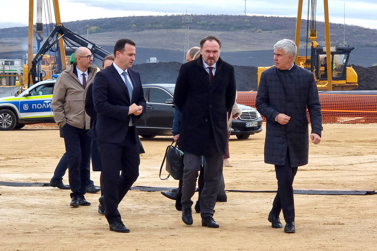 <p>Европейският комисар по енергетика Дан Йоргенсен и министърът на енергетиката Жечо Станков инспектират напредъка по изграждане на лот 3 „Рупча-Ветрино“ на Вертикалния газов коридор.</p>