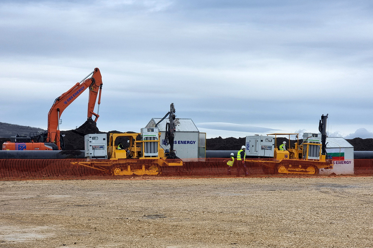 <p>Европейският комисар по енергетика Дан Йоргенсен и министърът на енергетиката Жечо Станков инспектират напредъка по изграждане на лот 3 „Рупча-Ветрино“ на Вертикалния газов коридор.</p>