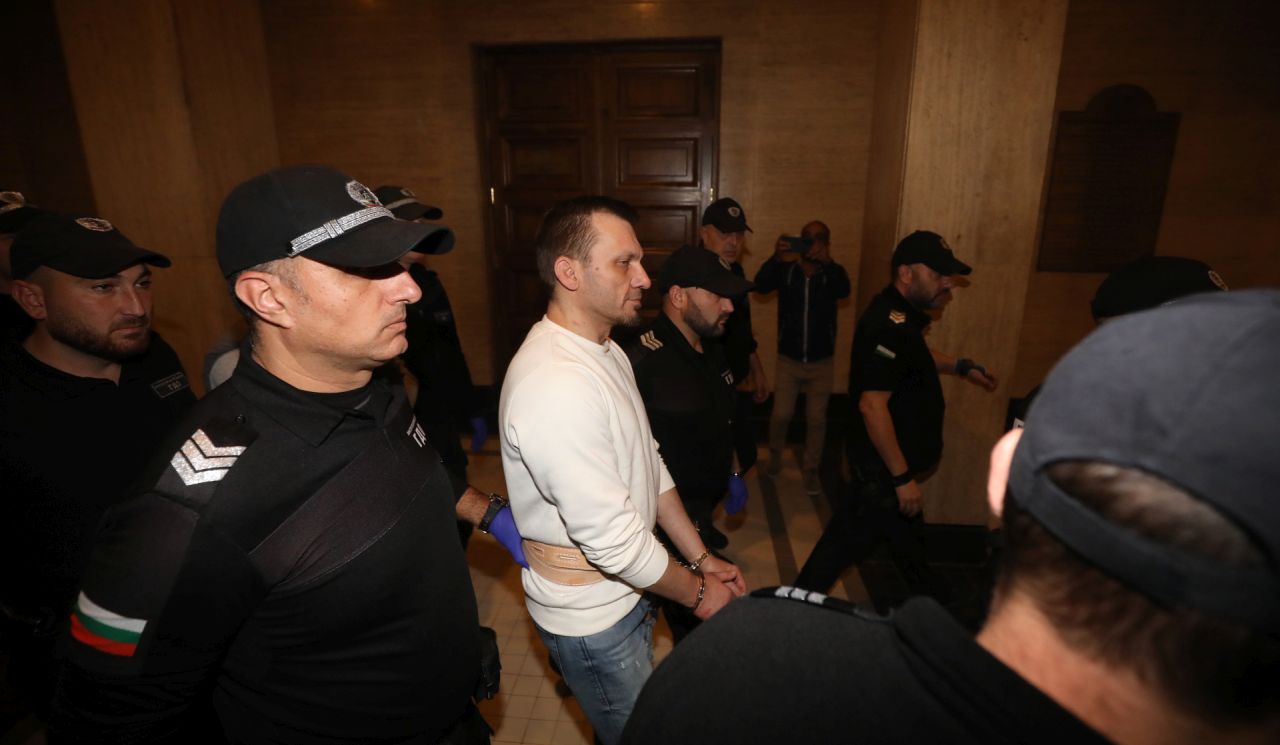 Софийски градски съд гледа мярката за неотклонение на д-р Станимир Хасърджиев. Бившият председател на Националната пациентска организация и още трима души са обвинени за престъпление, свързано с принуда, при което е използвано оръжие. На влизане в съдебна зала той каза, че обвиненията срещу него не са верни.