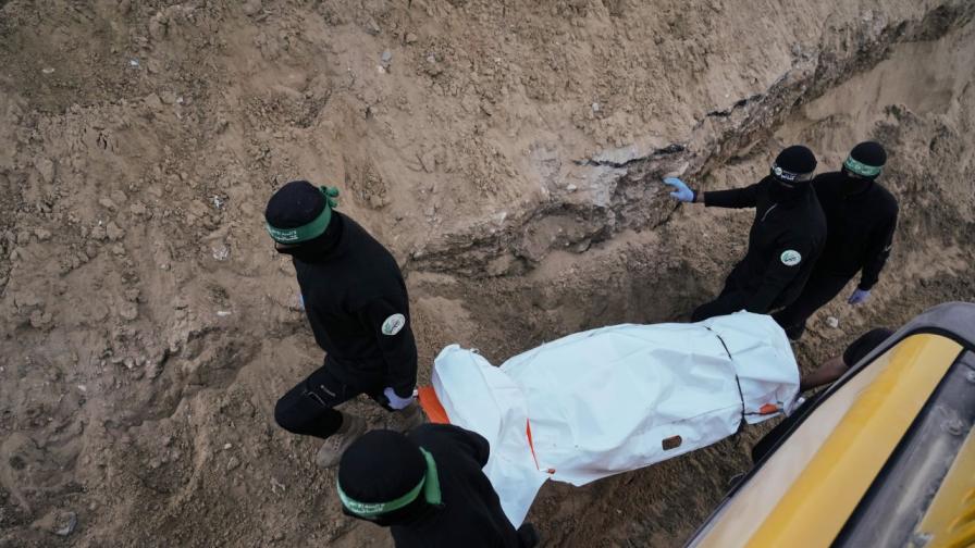 "Хамас" откри телата на двама заложници в Газа