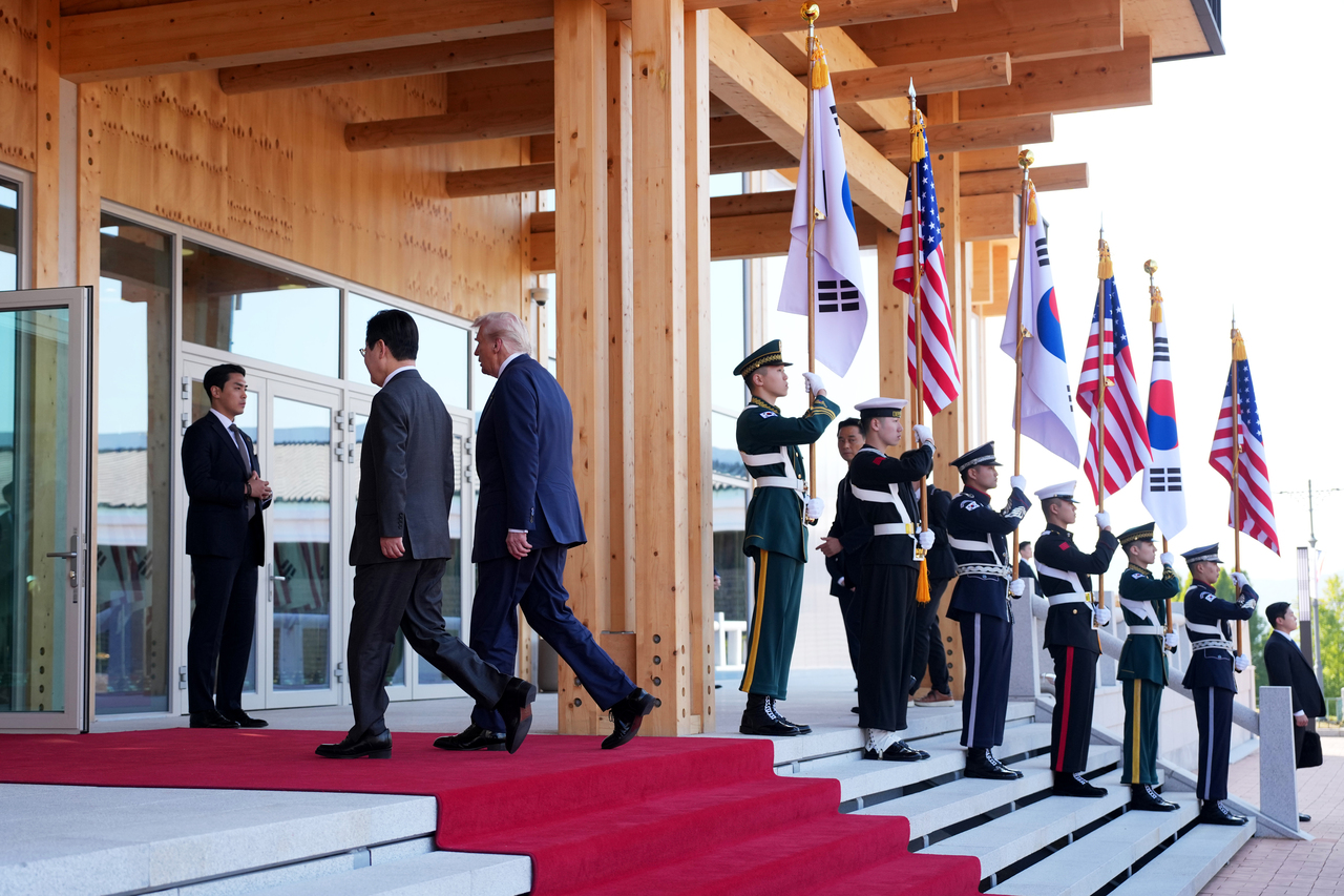 <p>Доналд Тръмп на посещение в Южна Корея.</p>