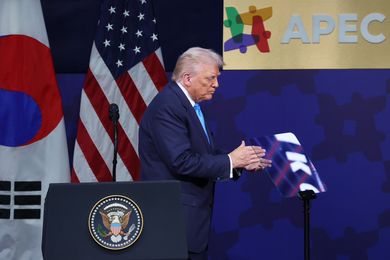 <p>Доналд Тръмп на посещение в Южна Корея.</p>