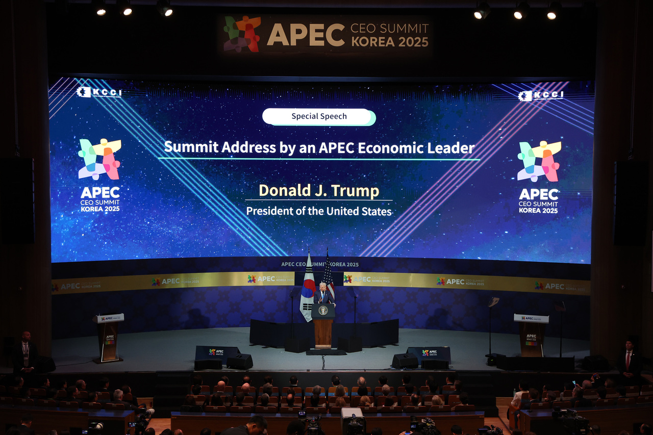 <p>Доналд Тръмп на посещение в Южна Корея.</p>