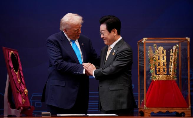 Подариха златна корона на Тръмп в Южна Корея