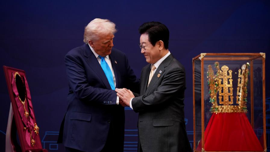 Подариха златна корона на Тръмп в Южна Корея