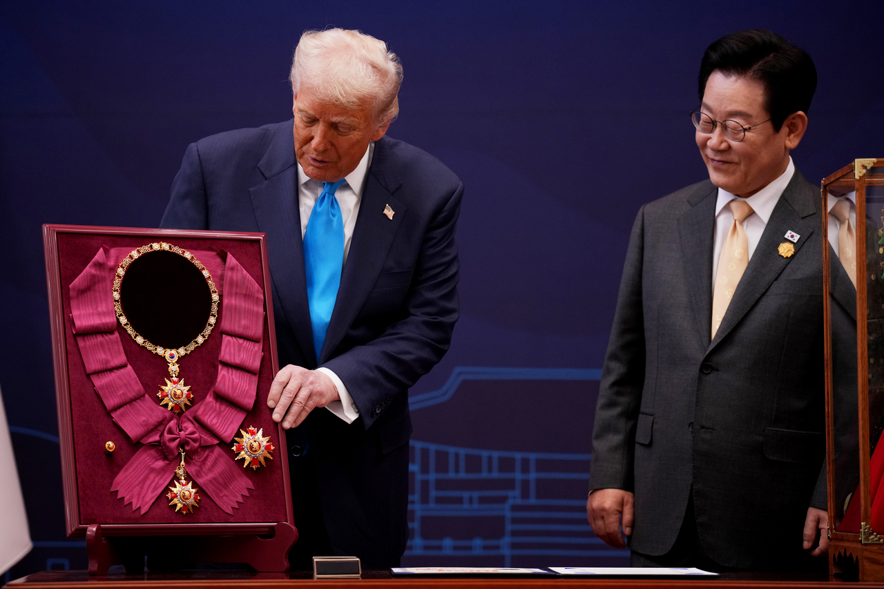 <p>Доналд Тръмп на посещение в Южна Корея.</p>