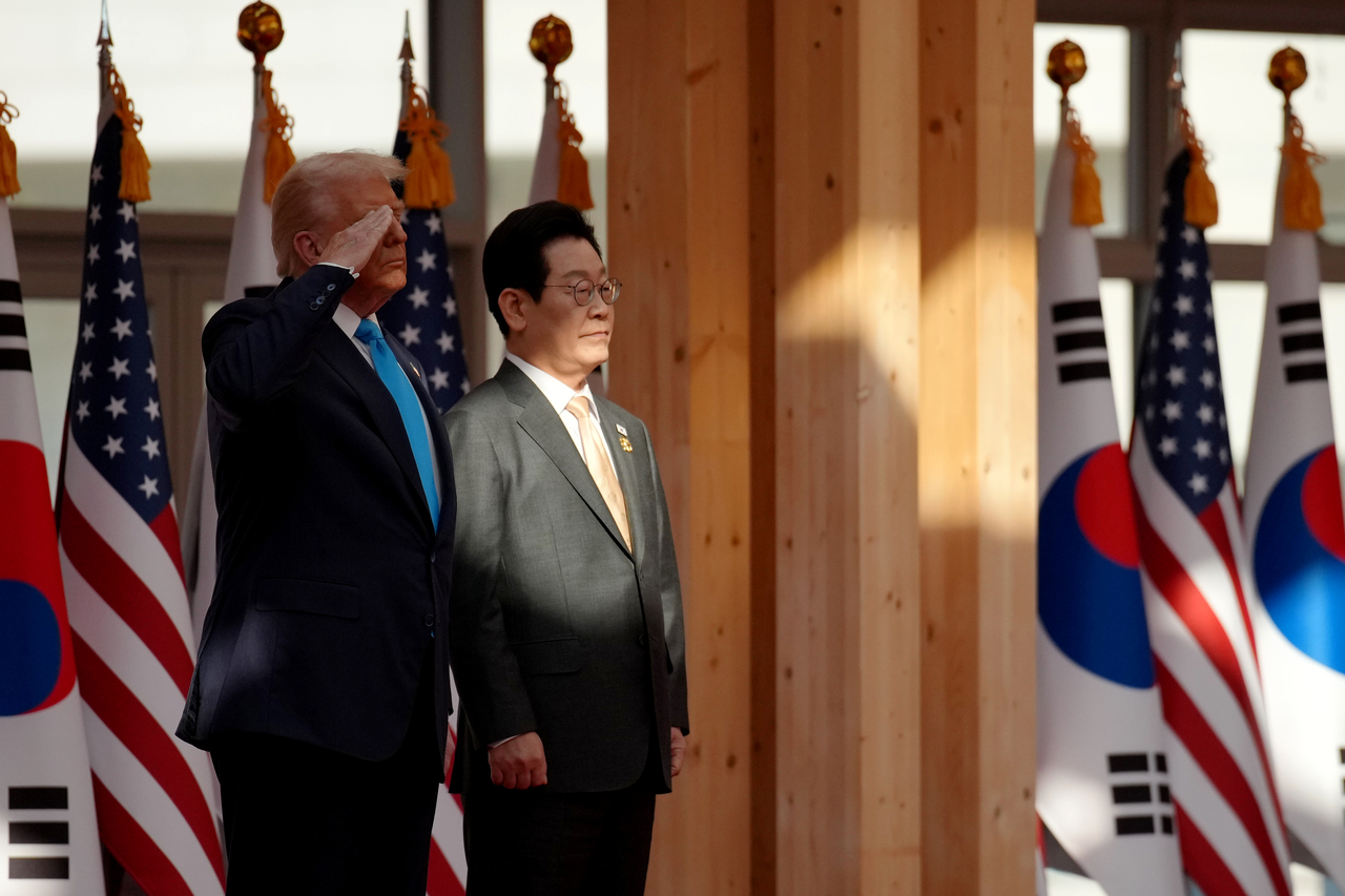 <p>Доналд Тръмп на посещение в Южна Корея.</p>