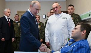 Владимир Путин с ранени руски войници от фронта в Украйна