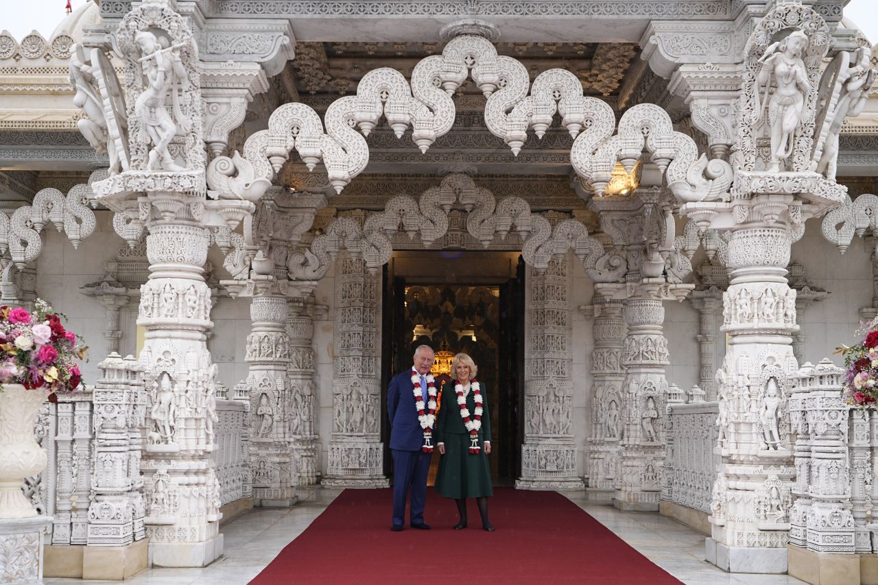 <p>Крал Чарлз III и кралица Камила внесоха кралски блясък в един от най-впечатляващите хиндуистки храмове в Лондон. Поводът &ndash; 30 години от създаването на това духовно средище, известно със своята архитектура и колорит.</p>