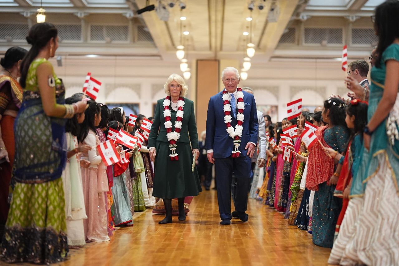 <p>Крал Чарлз III и кралица Камила внесоха кралски блясък в един от най-впечатляващите хиндуистки храмове в Лондон. Поводът &ndash; 30 години от създаването на това духовно средище, известно със своята архитектура и колорит.</p>