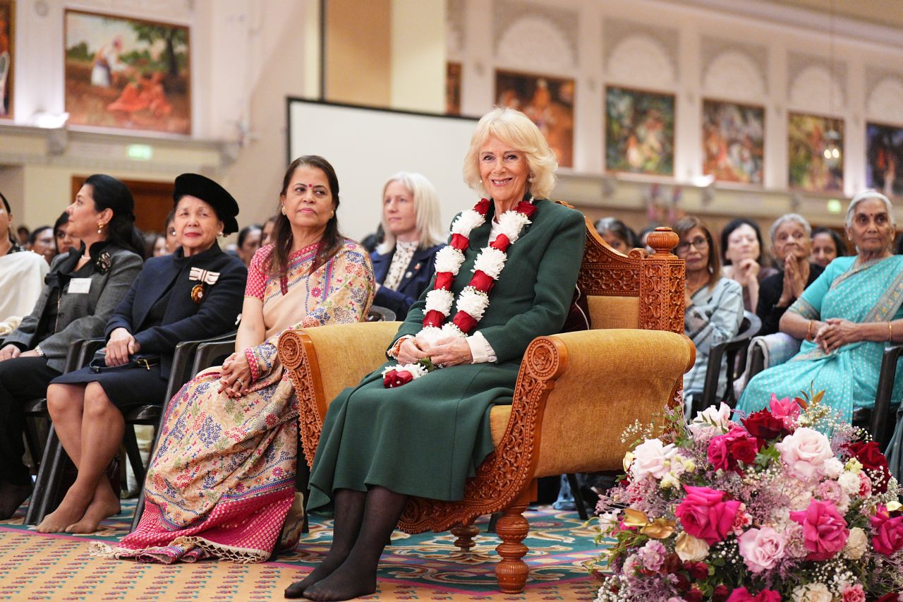 <p>Крал Чарлз III и кралица Камила внесоха кралски блясък в един от най-впечатляващите хиндуистки храмове в Лондон. Поводът &ndash; 30 години от създаването на това духовно средище, известно със своята архитектура и колорит.</p>