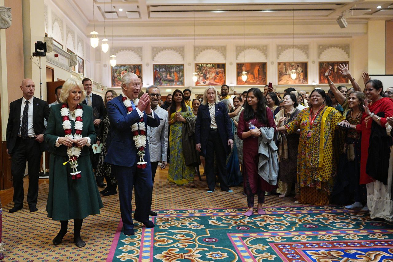 <p>Крал Чарлз III и кралица Камила внесоха кралски блясък в един от най-впечатляващите хиндуистки храмове в Лондон. Поводът &ndash; 30 години от създаването на това духовно средище, известно със своята архитектура и колорит.</p>