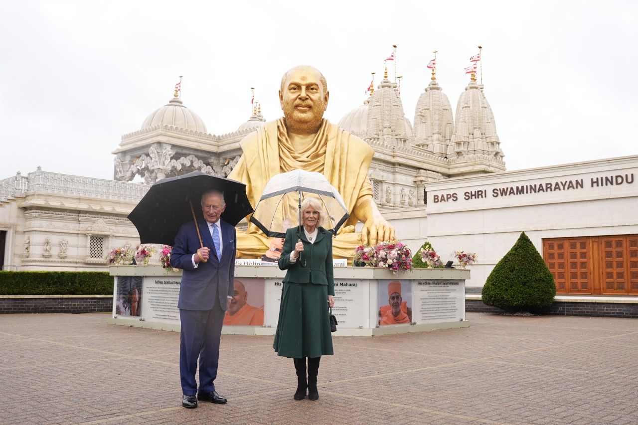 <p>Крал Чарлз III и кралица Камила внесоха кралски блясък в един от най-впечатляващите хиндуистки храмове в Лондон. Поводът &ndash; 30 години от създаването на това духовно средище, известно със своята архитектура и колорит.</p>