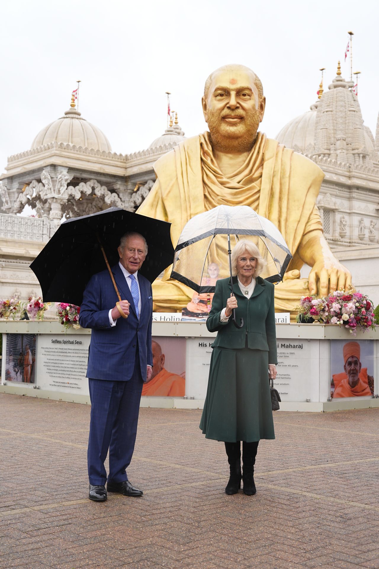 <p>Крал Чарлз III и кралица Камила внесоха кралски блясък в един от най-впечатляващите хиндуистки храмове в Лондон. Поводът &ndash; 30 години от създаването на това духовно средище, известно със своята архитектура и колорит.</p>