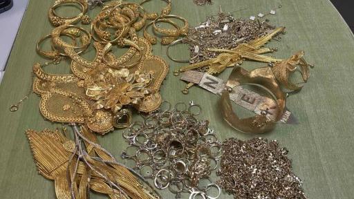 <p>Задържаха златни накити за над 220 000 лв., укрити в кофа с кисело мляко</p>