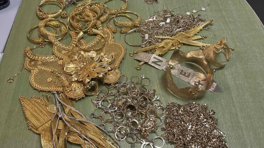 <p>Задържаха златни накити за над 220 000 лв., укрити в кофа с кисело мляко</p>