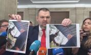 <p>Пеевски обвини Рашков в лъжа, показа нови снимки по казуса с изборите в Пазарджик&nbsp;</p>