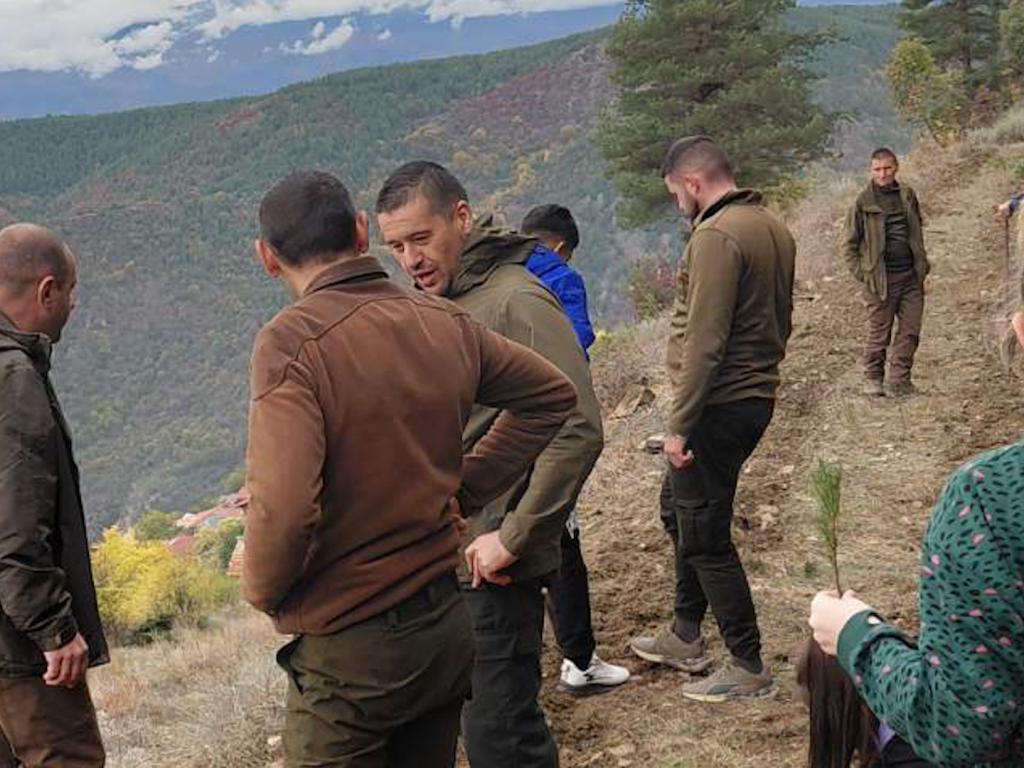 Ученици отбелязват юбилей със залесяване