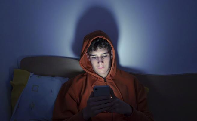 Проучване: Тийнейджъри използват AI ботове за терапия и романтика