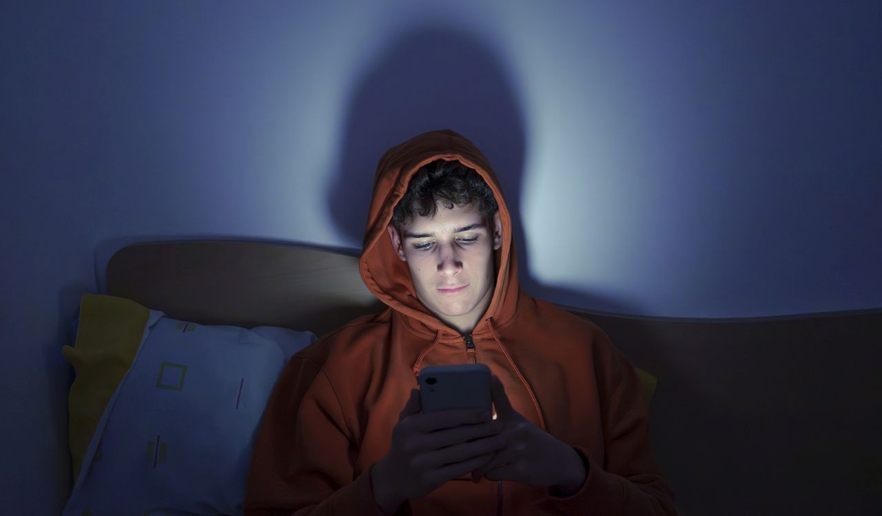 Проучване: Тийнейджъри използват AI ботове за терапия и романтика