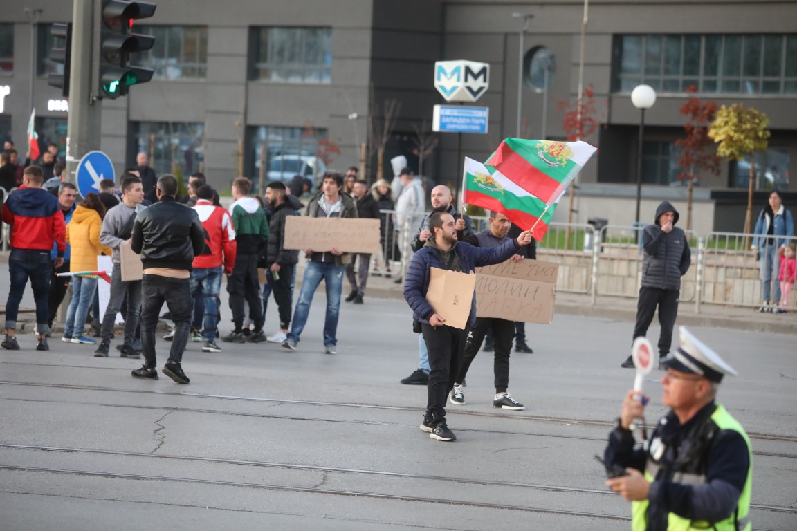 Протестиращите блокираха движението на кръстовището на бул. „Царица Йоана“ и „Петър Дертлиев“.
