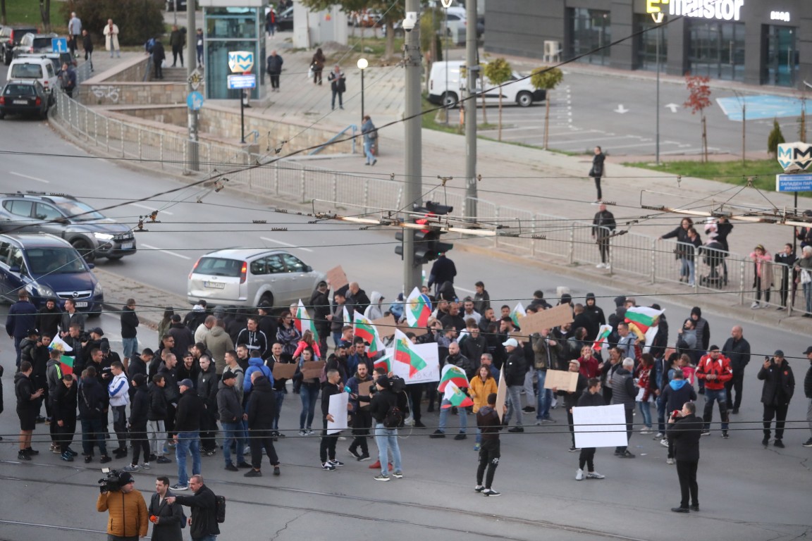 Протестиращите блокираха движението на кръстовището на бул. „Царица Йоана“ и „Петър Дертлиев“.
