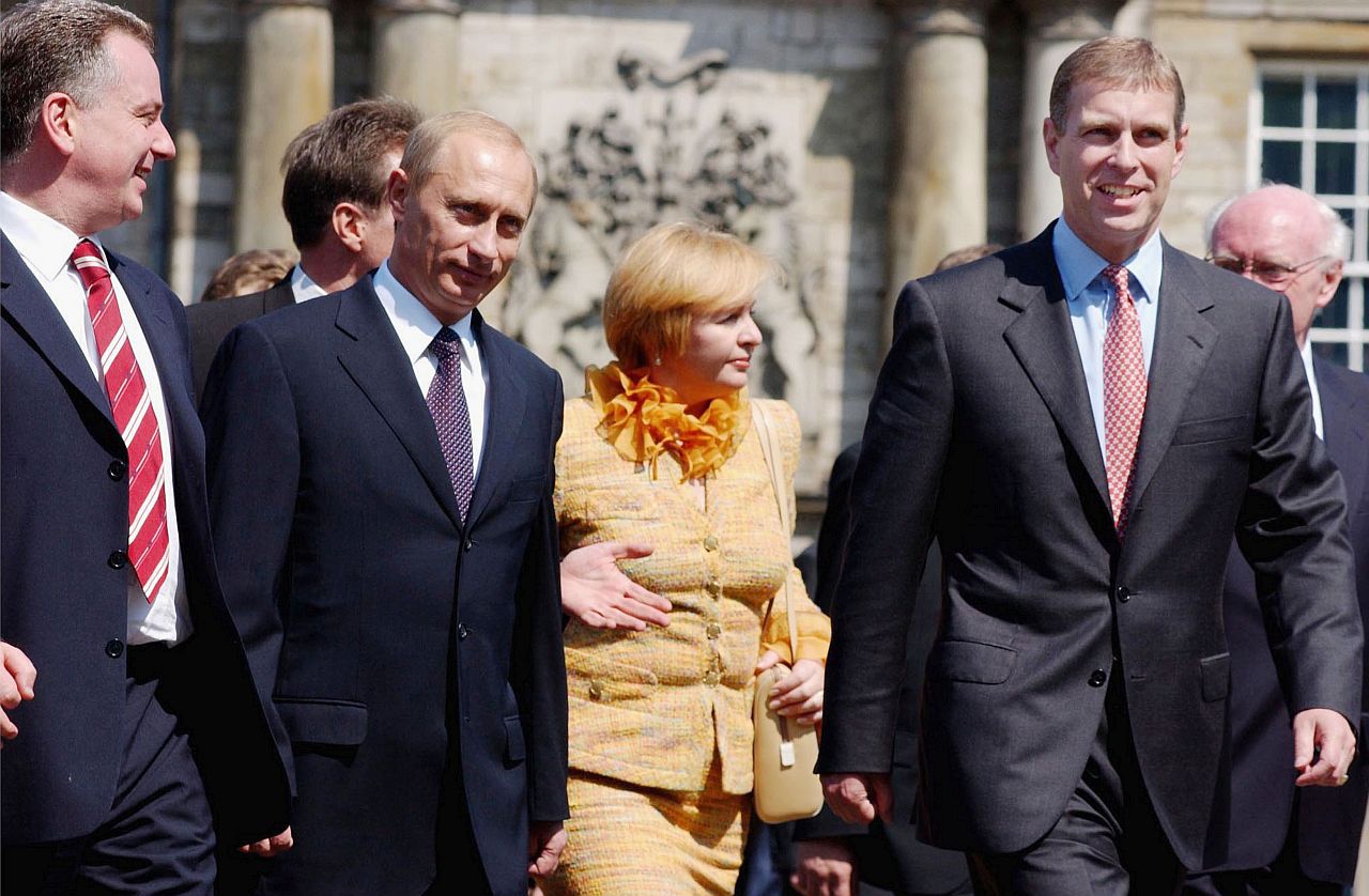 <p>Принц Андрю с руския президент Владимир Путин и тогавашната първа дама Людмила Путина на посещение в Единбург през 2003 г.</p>