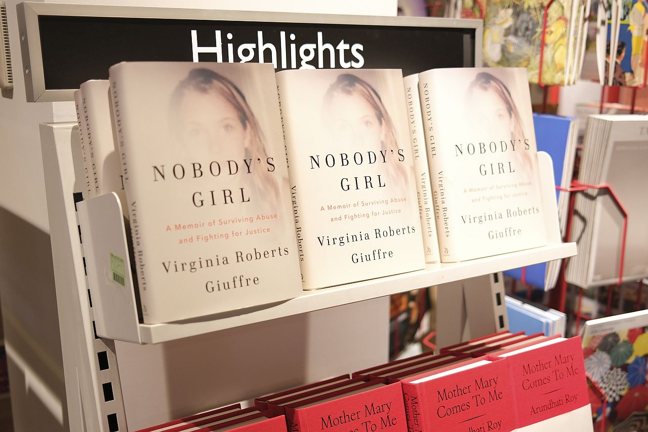 <p>Мемоарите на Вирджиния Джуфре нанесоха последен удар на скандалния принц и той се отказа от титлата херцог на Йорк</p>