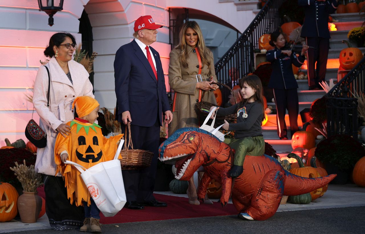<p>Президентът Доналд Тръмп и първата дама Мелания посрещат костюмирани деца по време на традиционния празник за Хелоуин в Белия дом</p>