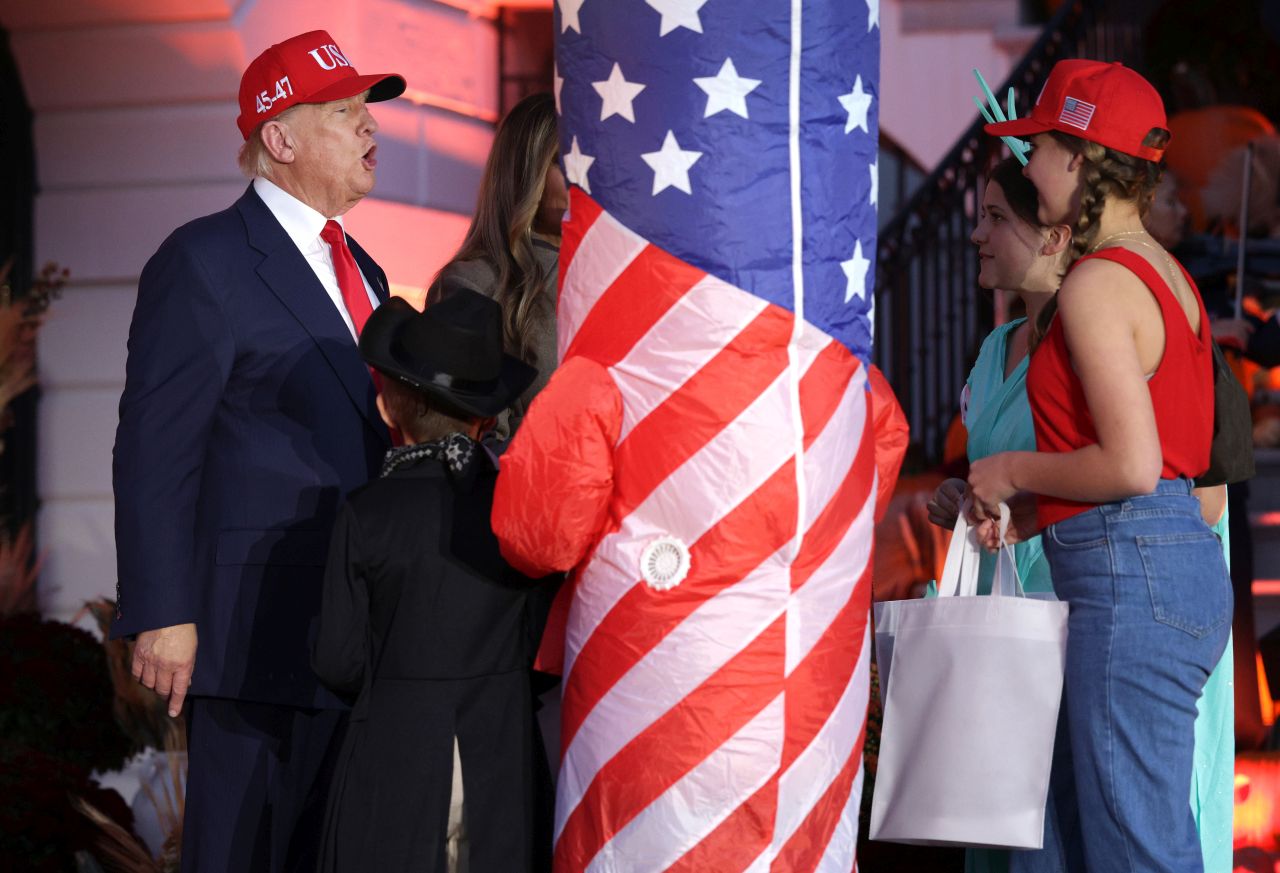 <p>Президентът Доналд Тръмп и първата дама Мелания посрещат костюмирани деца по време на традиционния празник за Хелоуин в Белия дом</p>