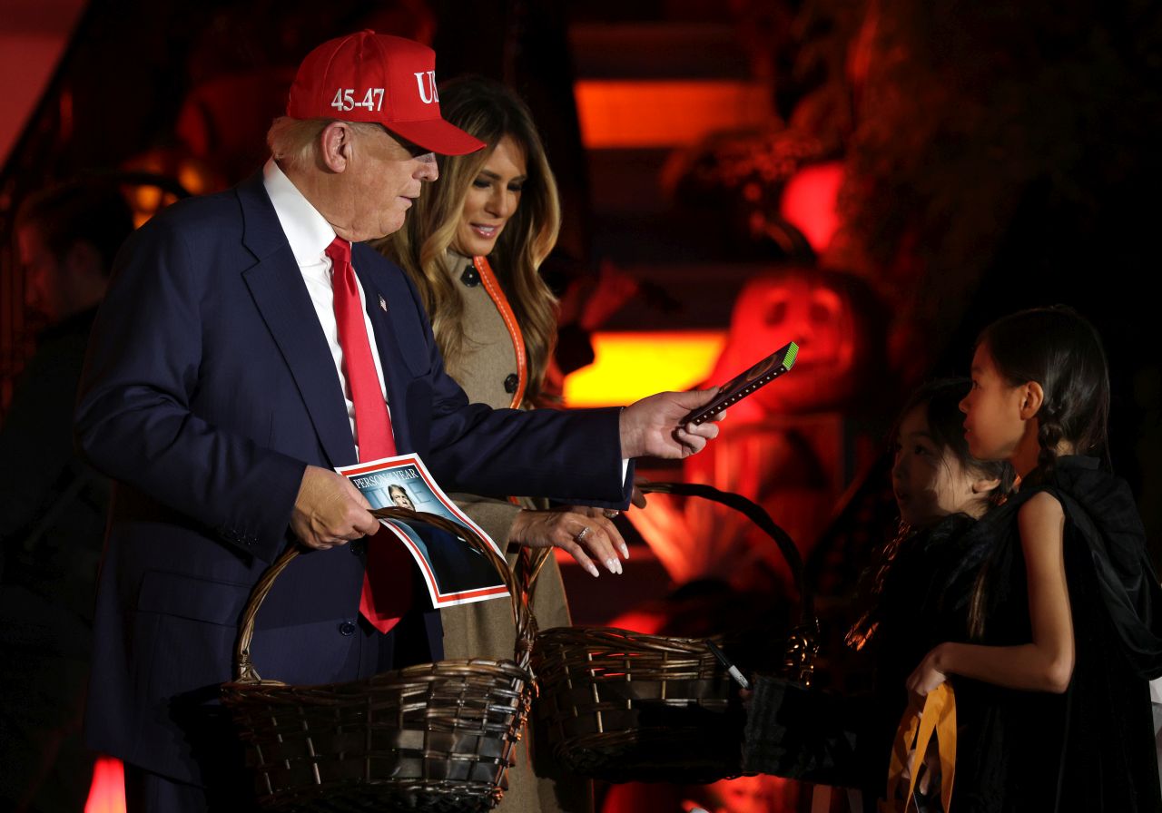 <p>Президентът Доналд Тръмп и първата дама Мелания посрещат костюмирани деца по време на традиционния празник за Хелоуин в Белия дом</p>