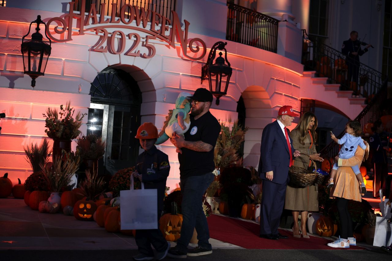 <p>Президентът Доналд Тръмп и първата дама Мелания посрещат костюмирани деца по време на традиционния празник за Хелоуин в Белия дом</p>