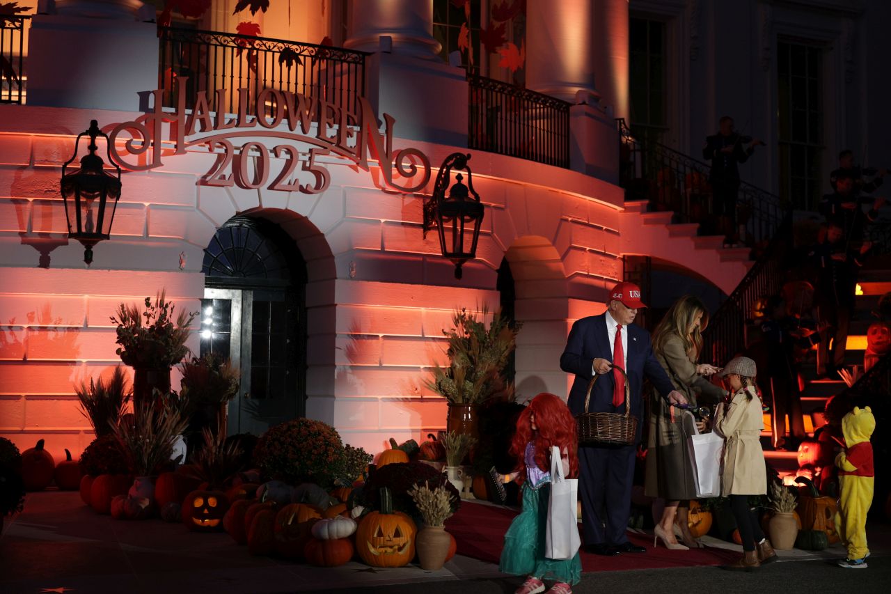 <p>Президентът Доналд Тръмп и първата дама Мелания посрещат костюмирани деца по време на традиционния празник за Хелоуин в Белия дом</p>