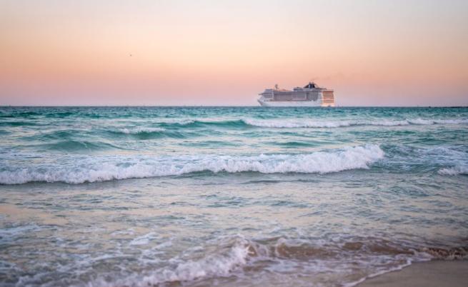 Круизен кораб с над 200 души на борда заседна в река Дунав