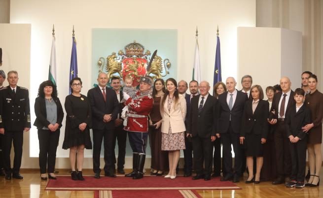 Радев удостои с Почетния знак на президента дейци на културата Радев удостои с Почетния знак на президента дейци на културата