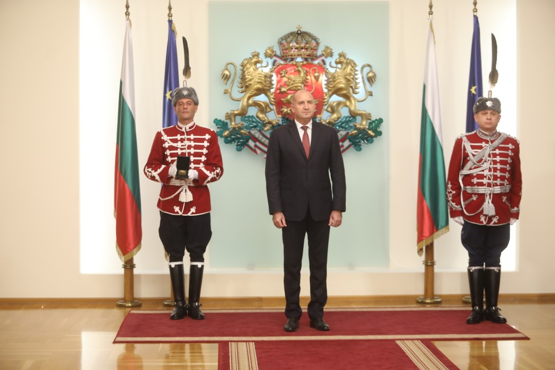 <p>В навечерието на Деня на народните будители държавният глава Румен Радев удостои с Почетния знак на президента български културни дейци. За своя значим принос в областта на науката, образованието, културата и изкуството и по повод кръгли годишнини отличия получиха художникът Емил Стойчев, ученият и културолог проф. Иван Маразов, музикантът и композитор Атанас Стоев, филологът и учен проф. Костадин Динчев, народната певица Бинка Добрева и философът проф. Васил Проданов.</p>