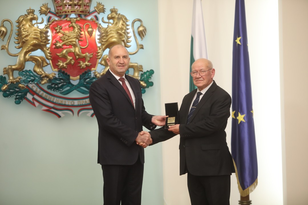 <p>В навечерието на Деня на народните будители държавният глава Румен Радев удостои с Почетния знак на президента български културни дейци. За своя значим принос в областта на науката, образованието, културата и изкуството и по повод кръгли годишнини отличия получиха художникът Емил Стойчев, ученият и културолог проф. Иван Маразов, музикантът и композитор Атанас Стоев, филологът и учен проф. Костадин Динчев, народната певица Бинка Добрева и философът проф. Васил Проданов.</p>