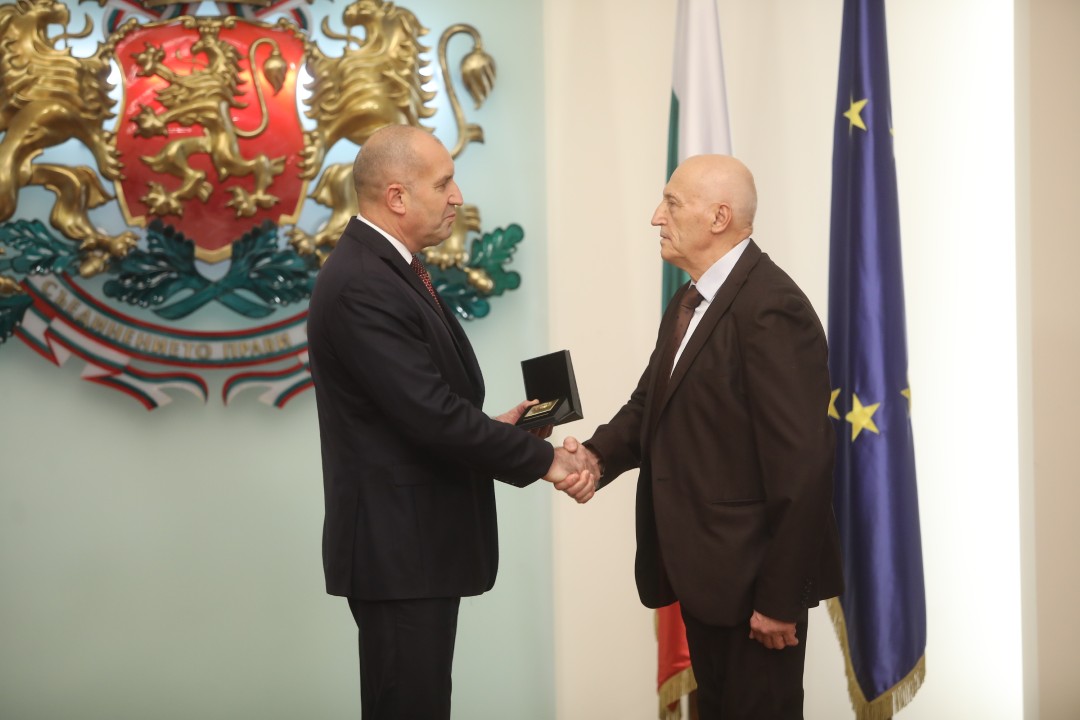 <p>В навечерието на Деня на народните будители държавният глава Румен Радев удостои с Почетния знак на президента български културни дейци. За своя значим принос в областта на науката, образованието, културата и изкуството и по повод кръгли годишнини отличия получиха художникът Емил Стойчев, ученият и културолог проф. Иван Маразов, музикантът и композитор Атанас Стоев, филологът и учен проф. Костадин Динчев, народната певица Бинка Добрева и философът проф. Васил Проданов.</p>