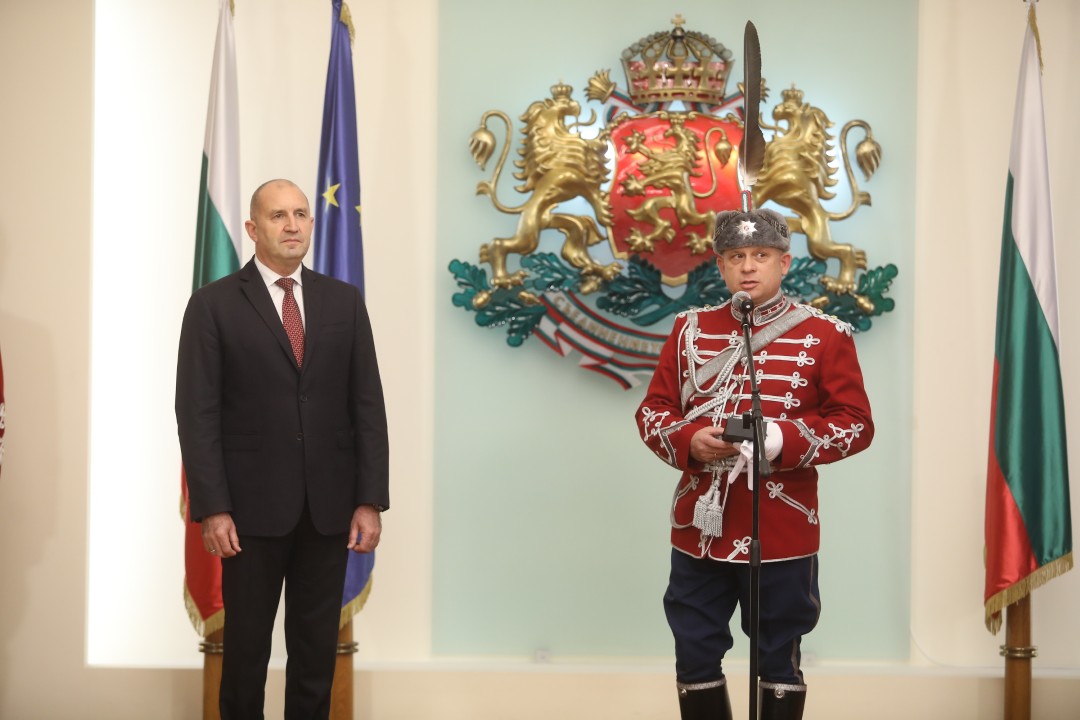 <p>В навечерието на Деня на народните будители държавният глава Румен Радев удостои с Почетния знак на президента български културни дейци. За своя значим принос в областта на науката, образованието, културата и изкуството и по повод кръгли годишнини отличия получиха художникът Емил Стойчев, ученият и културолог проф. Иван Маразов, музикантът и композитор Атанас Стоев, филологът и учен проф. Костадин Динчев, народната певица Бинка Добрева и философът проф. Васил Проданов.</p>