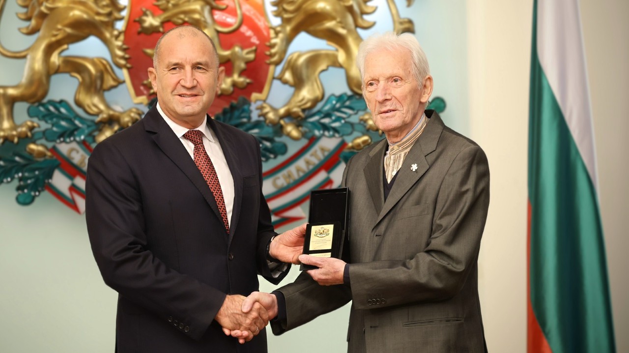 <p>В навечерието на Деня на народните будители държавният глава Румен Радев удостои с Почетния знак на президента български културни дейци. За своя значим принос в областта на науката, образованието, културата и изкуството и по повод кръгли годишнини отличия получиха художникът Емил Стойчев, ученият и културолог проф. Иван Маразов, музикантът и композитор Атанас Стоев, филологът и учен проф. Костадин Динчев, народната певица Бинка Добрева и философът проф. Васил Проданов.</p>