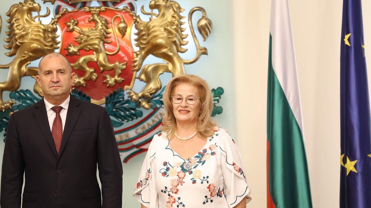 <p>В навечерието на Деня на народните будители държавният глава Румен Радев удостои с Почетния знак на президента български културни дейци. За своя значим принос в областта на науката, образованието, културата и изкуството и по повод кръгли годишнини отличия получиха художникът Емил Стойчев, ученият и културолог проф. Иван Маразов, музикантът и композитор Атанас Стоев, филологът и учен проф. Костадин Динчев, народната певица Бинка Добрева и философът проф. Васил Проданов.</p>