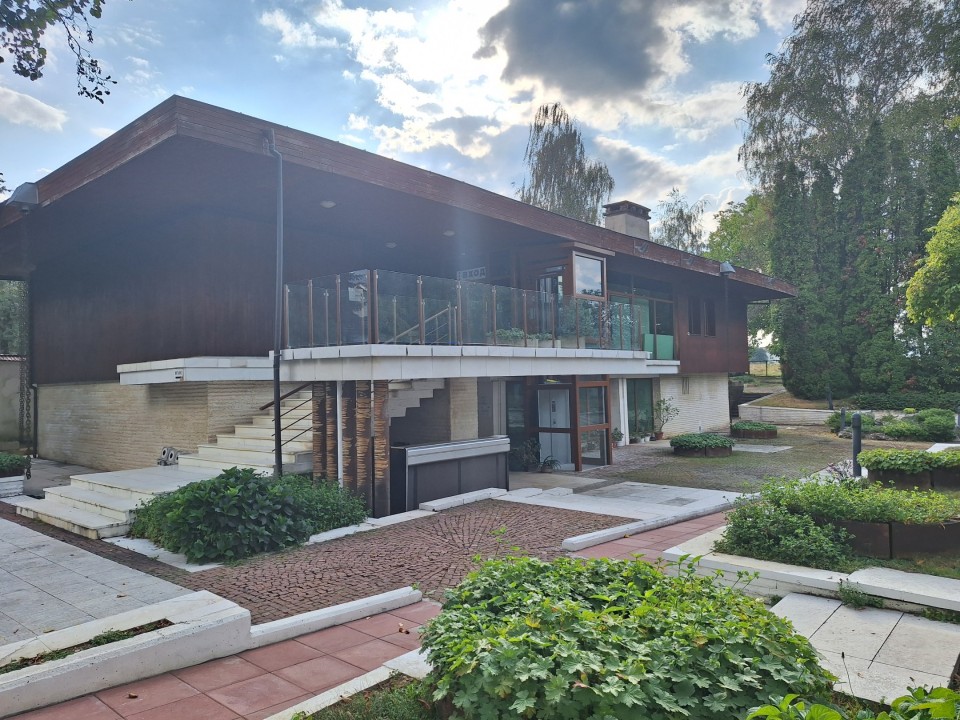 <p>Следи от живот по тези земи има още от времето на траките &ndash; надгробни могили, крепостни останки, както и римски пътища и мостове. Първите заселници вероятно са били от тракийското племе трибали. Името &bdquo;Правец&ldquo; произхожда от старобългарската дума &bdquo;правьць&ldquo; &ndash; &bdquo;прав път&ldquo;, което подсказва и стратегическото значение на мястото и е една от основните причини да се запази и до днес.</p>