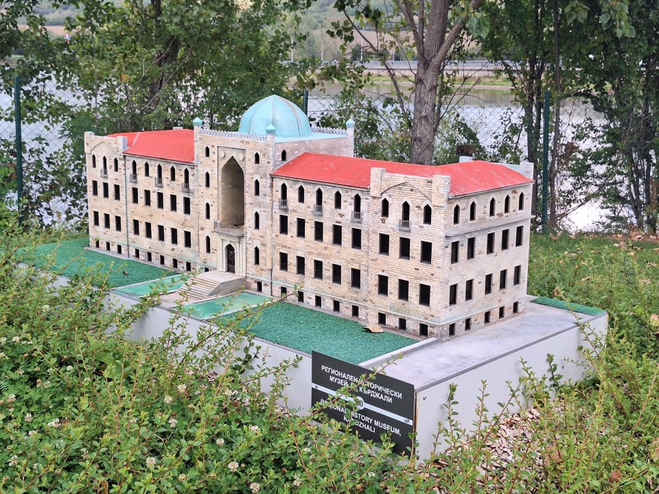 <p>Следи от живот по тези земи има още от времето на траките &ndash; надгробни могили, крепостни останки, както и римски пътища и мостове. Първите заселници вероятно са били от тракийското племе трибали. Името &bdquo;Правец&ldquo; произхожда от старобългарската дума &bdquo;правьць&ldquo; &ndash; &bdquo;прав път&ldquo;, което подсказва и стратегическото значение на мястото и е една от основните причини да се запази и до днес.</p>